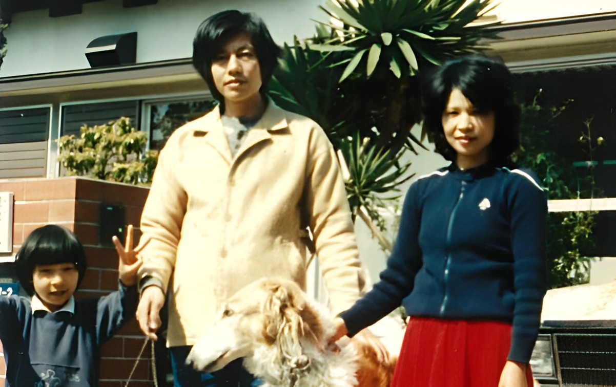 小学校1年生の瀧澤(左)と両親、そして愛犬ロッキー君(ボルゾイ)。